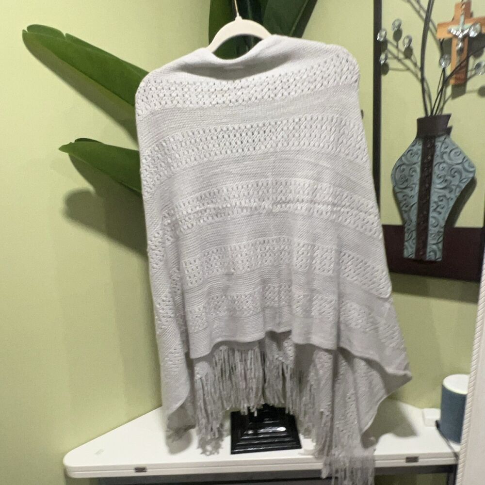BIJOUX TERNER CARDISHAWL SOLID Knit Shawl Light Grey 3 Ways Fringe Button - Picture 5 of 5
